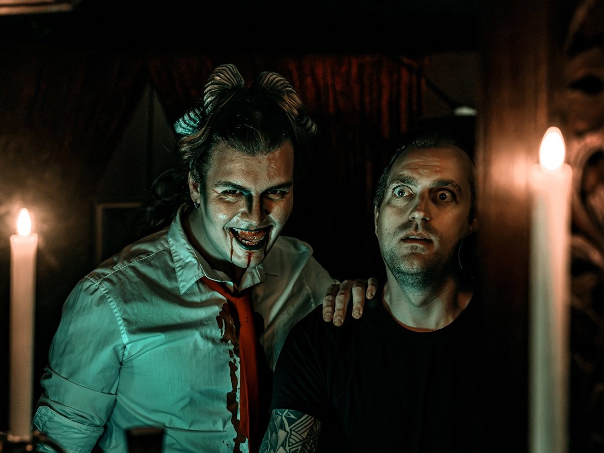 To skuespillere ved levende lys i Dystopia Haunted House