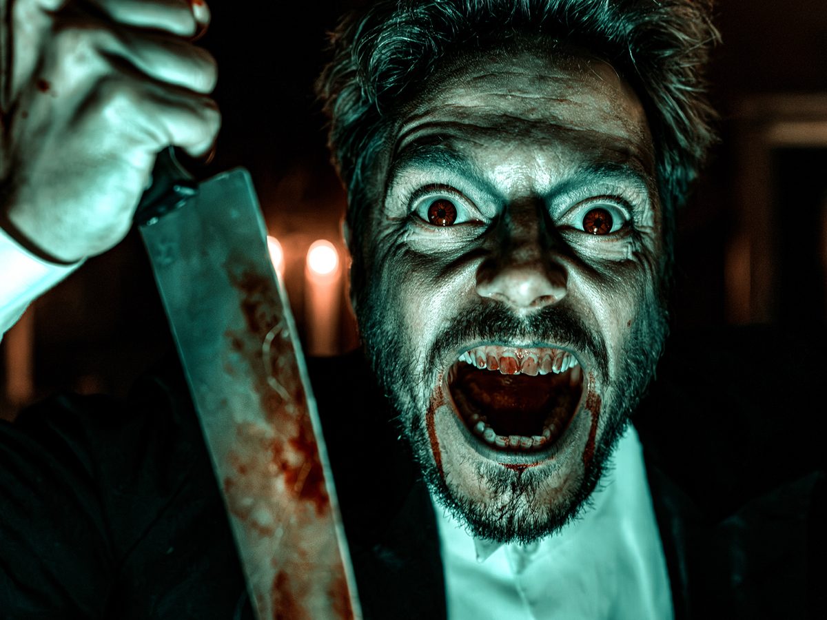Skuespiller med kniv i Dystopia Haunted House